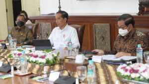 Guna meningkatkan edukasi bahaya merokok kepada masyarakat, Pemerintah memutuskan menaikkan tarif cukai hasil tembakau (CHT) untuk rokok.