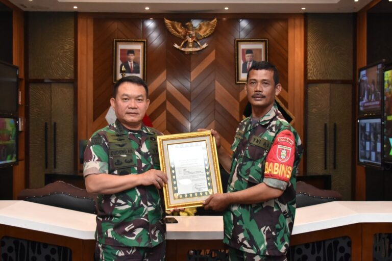 Kasad Dudung Abdurrachman beri penghargaan kenaikan pangkat Babinsa penyewa ekskavator gunung manggah
