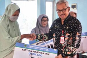 dISPERINDAGKOP Kaltim memberikan bantuan kepada UMKM
