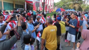 bagi-bagi bendera merah putih