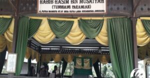 Kompleks Makam Tuan Habib Tunggang Parangan di Kecamatan Anggana, Kutai Lama.