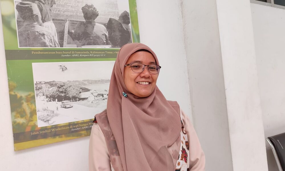 Arsiparis Penyelia DPK Kaltim Rahmadiana usai menerima kunjungan siswa SMK 3 Balikpapan. (Nisa/Nusantara Group)